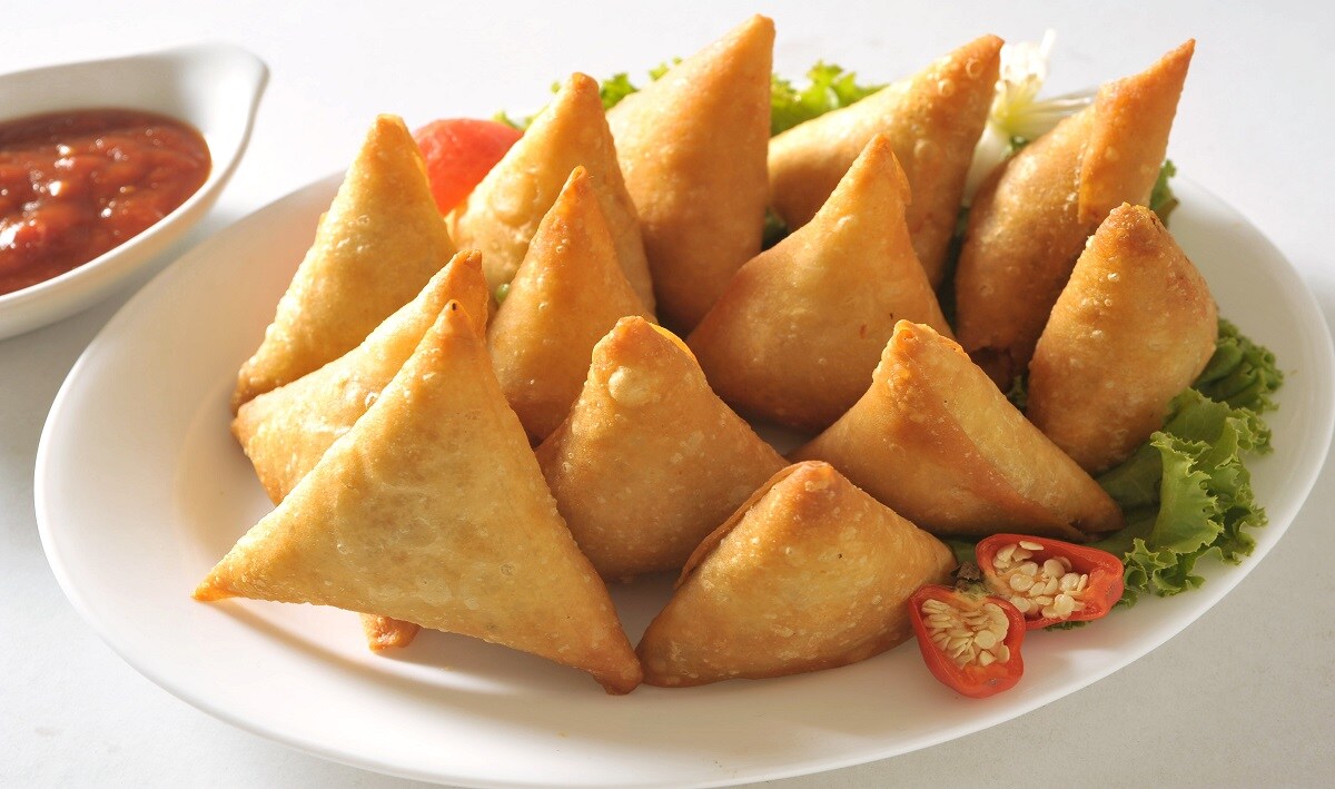 Empanaditas árabes con salsa de tomate ahumada Empanaditas árabes con salsa de tomate ahumada